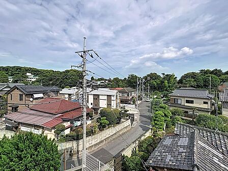 「眺望」穏やかな街並みを一望しながら、爽やかな風と柔らかく降り注ぐ陽光を感じて頂けます。