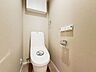 トイレ：「温水洗浄便座付きトイレ」トイレは快適な温水洗浄便座付です。清潔感のあるホワイトで統一しました。いつも清潔な空間であって頂けるよう配慮された造りです。