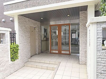 「エントランス」マンションのエントランスなど共有部分は、清掃が行き届いており、キレイな状態です。管理体制がしっかりしているからこそ。
