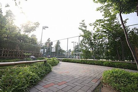 徒歩9分。小岩公園 670m