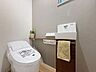 トイレ：「温水洗浄便座付きトイレ」トイレは快適な温水洗浄便座付です。清潔感のあるホワイトで統一しました。いつも清潔な空間であって頂けるよう配慮された造りです。