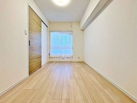 「バルコニーに面した居室」主寝室は十分な広さに加えて、快適に目覚められるよう、大きな採光窓を設けました。