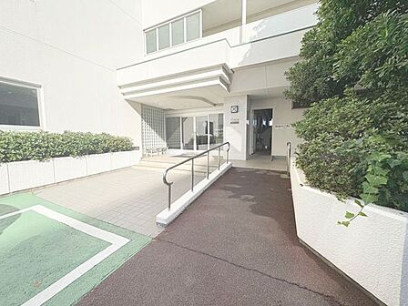 「エントランス入口」気品を感じることのできるエントランス部分。手様々な居住者様への配慮がなされているので、安心して快適にお使いいただけます。