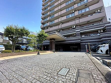 「エントランス入口」植栽もお手入れがしっかりとされており、美しい外観のポイントになっています。