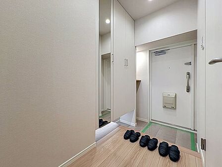 「玄関」家の中でお客様を迎える最初の場所である玄関。豊富な玄関収納で、常に綺麗に保つことが出来ます。