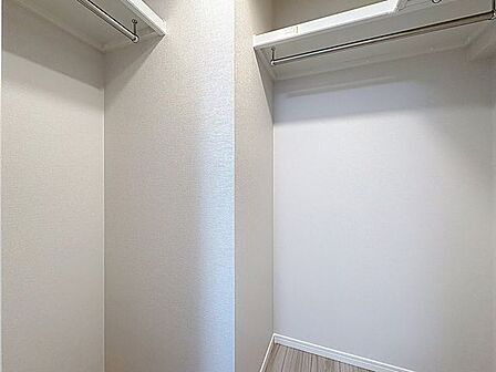 「ウォークインクローゼット」たっぷりと荷物が入るよう、ウォークインクローゼットを完備いたしました。
