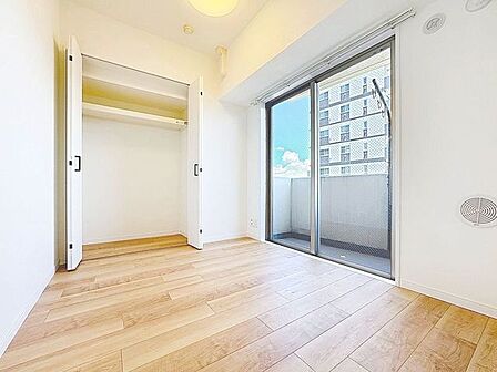 「明るい居室」バルコニーに面した居室は大きな窓から入る日差しがとても心地よいので、朝は自然な光で身体が目覚めます。