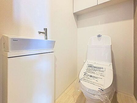 「ウォシュレット機能付き」優れた節水効果や汚れが付きにくい便座など、ほしかった機能が揃ったウォシュレット一体型トイレです。収納に便利な吊戸棚を備え付けています。