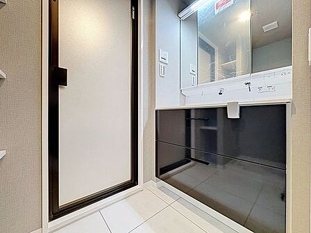 「パウダールーム」落ち着いた空間を演出するカラーと、ゆったり落ち着いてお使い頂ける広さが魅力のパウダールーム。居室からも独立しており、プライベート空間を保ちます。