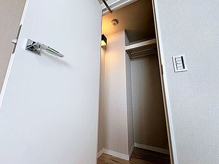 「収納」居室にはクローゼットを完備し、自由度の高い家具の配置が叶うシンプルな空間です。お子様の成長と必要になる子供部屋を与えるにはぴったりの間取りですね。
