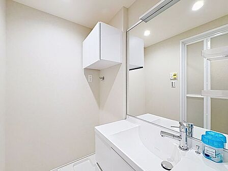 「リフォーム済・洗面台」大きな鏡で朝の準備もばっちり。収納も多く、洗剤など日用品の保管にも便利です。
