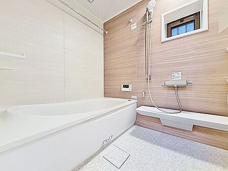 「〜ホっと一息〜快適バスルーム」一日の疲れを癒す貴重なバスタイム。ゆったりと足を伸ばして入浴することが可能な広さです。