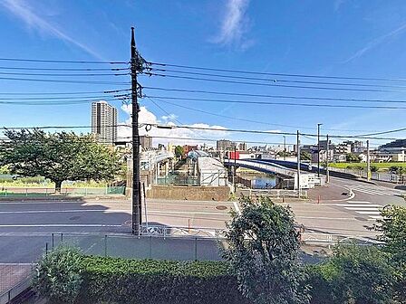 「眺望」穏やかな街並みを一望しながら、爽やかな風と柔らかく降り注ぐ陽光を感じて頂けます。