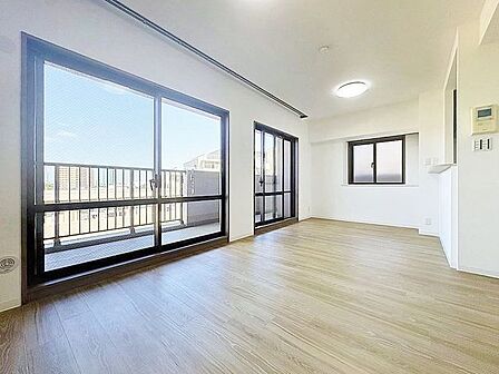 「東向き。陽当り良好。」大きな窓辺からの日差しが暖かい室内は、自然と住まう人の気分も明るくなり、リビングでの素敵なワンシーンが演出されます。