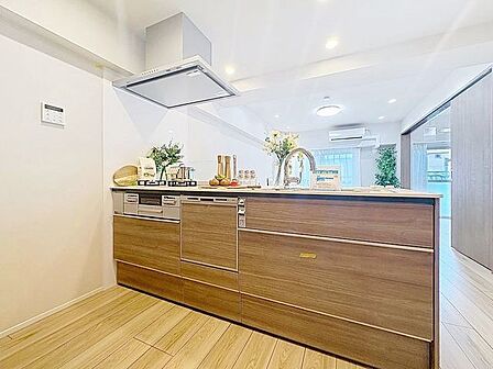 「オープンキッチン」お部屋の雰囲気に溶け込む、インテリアの一部のようなオープンキッチンです。リビングにいるご家族とのおしゃべりを楽しみながらの作業が可能です。