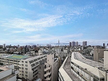 「10階の眺望」頬をなでる優しい風を感じることが出来るバルコニー。つい深呼吸をしたくなる気持ちの良い眺望はこのお部屋の自慢です。もちろんお洗濯物を干すスペースとしても十分な広さがあります。