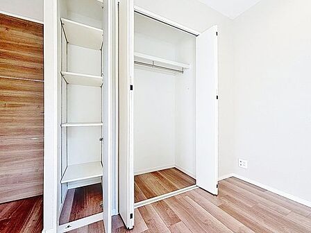 「スッキリ収納の居室」大きなクローゼットには季節ものの洋服などを収納できるので、お部屋はすっきり広々と使うことができます。