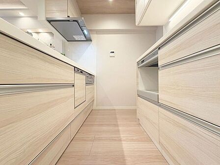 「収納豊富なキッチンスペースです。」収納が多いので調理器具等すっきりと片付けられ、ゆとりある空間で作業ができます。お料理の腕も日に日に上がりそうな気がしてきます。
