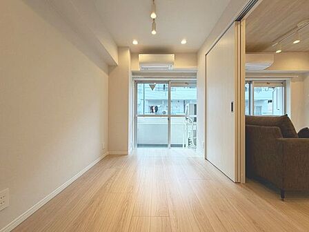 「ナチュラルテイストが心地よい。」柔らかな木目がナチュラルで落ち着きのある空間を演出!採光面からの光との調和でとても暖かみのあるお部屋となります。