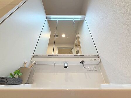 「シャワー機能付きの洗面台」シャワー機能付きの洗面台にはワイドな三面鏡、使いやすい横長ボウル、スマートに収まる収納と充実しています。あわただしい朝の洗面タイムに心強い設備です。