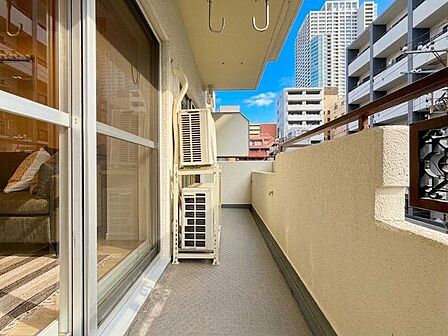 「バルコニー」大きな空に囲まれた気持ちのいい住まい。バルコニーを覗くだけで圧倒的な開放感に包まれます。