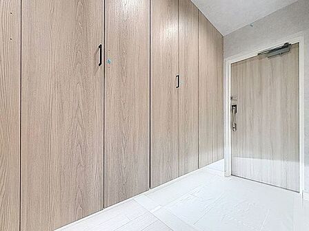 「玄関」家の中でお客様を迎える最初の場所である玄関。豊富な玄関収納で、常に綺麗に保つことが出来ます。