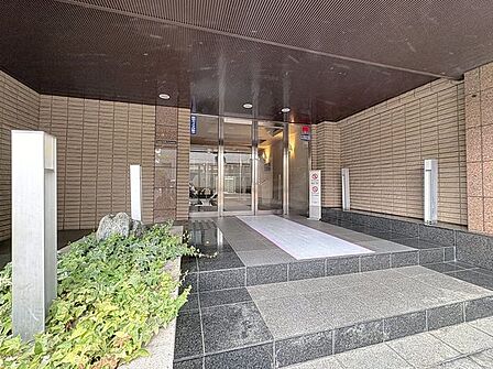 「エントランス入口」植栽もお手入れがしっかりとされており、美しい外観のポイントになっています。