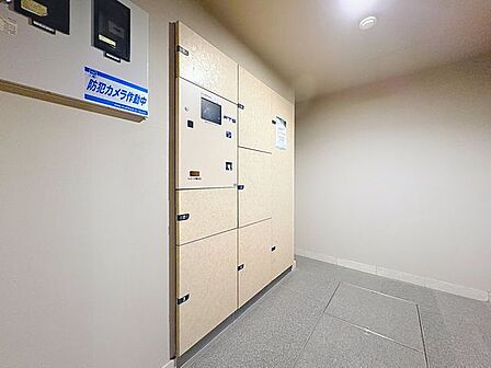 「宅配ボックス」宅配ＢＯＸ標準装備。夫婦共働きで家にいる時間が短い、ネット注文が多く受け取りの時間を気にしたくない・・・何かと便利にお使いいただけます。