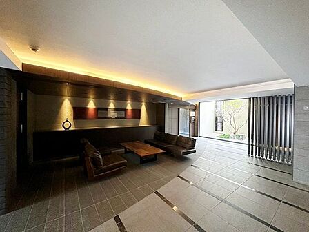 「エントランス」マンションのエントランスなど共有部分は、清掃が行き届いており、キレイな状態です。管理体制がしっかりしているからこそ。