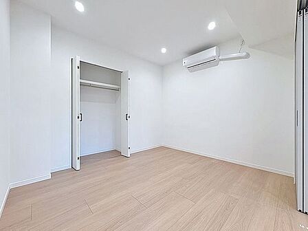 収納の多さも魅力です。使い勝手の良い収納棚を設置しております。居住スペースを充分に確保することができる為、ゆとりある室内で、ゆっくりとご寛ぎいただけます。