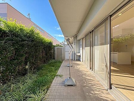 「テラス＋庭」ご家族のお布団やシーツもまとめて干せるゆとりある広さになっています。