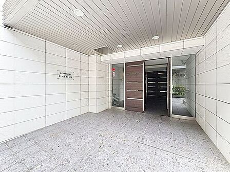 「エントランス入口」気品を感じることのできるエントランス部分。手すり付き階段など、様々な居住者様への配慮がなされているので、安心して快適にお使いいただけます。