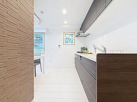 「エントランス」マンションのエントランスなど共有部分は、清掃が行き届いており、キレイな状態です。管理体制がしっかりしているからこそ。