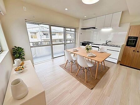 「北西角部屋住戸」採光・通風良好、自然と住まう人の気分も明るくなり、リビングでの素敵なワンシーンが演出されます。（画像内の家電・家具等はCGです。本物件には付帯されません。）