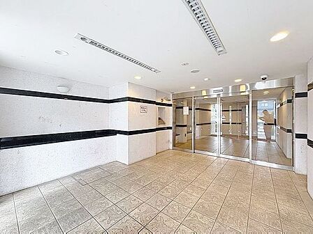 「エントランス」マンションのエントランスなど共有部分は、清掃が行き届いており、キレイな状態です。管理体制がしっかりしているからこそ。