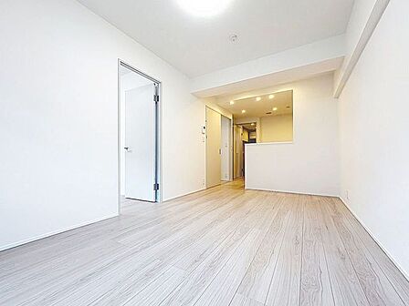 「南向き。陽当り良好。」大きな窓辺からの日差しが暖かい室内は、自然と住まう人の気分も明るくなり、リビングでの素敵なワンシーンが演出されます。