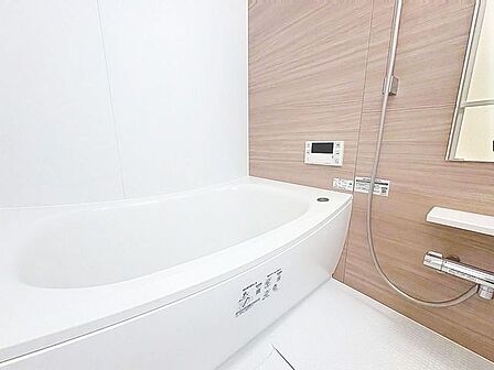「一日の疲れをリフレッシュ♪快適バスルーム」癒しの空間バスルームです。天気に左右されずに洗濯物を乾かせる、浴室乾燥機&オートバス機能付きです。