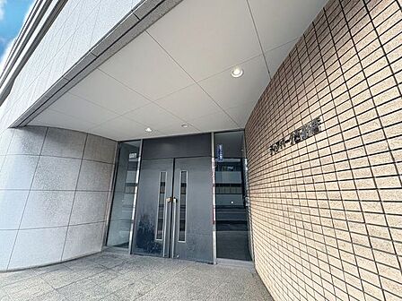 「エントランス」マンションのエントランスなど共有部分は、清掃が行き届いており、キレイな状態です。管理体制がしっかりしているからこそ。