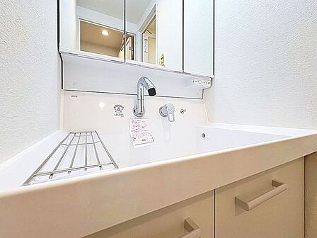 「リフォーム済・洗面台」大きな鏡で朝の準備もばっちり。収納も多く、洗剤など日用品の保管にも便利です。