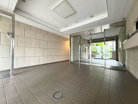 「エントランス入口」住まう方、訪れる方を迎えるエントランスは綺麗に掃除されています。