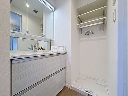 「リフォーム済・洗面台」大きな鏡で朝の準備もばっちり。収納も多く、洗剤など日用品の保管にも便利です。