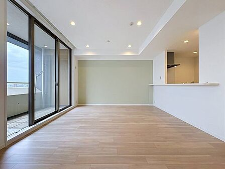 「アクセントクロスを採用した内装」一部グレーベースのクロスがお部屋のアクセントに。統一感もある優しい色合いのリビング空間を演出しています。