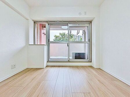 「バルコニーに面した居室」バルコニーに面しており、いつでも心地良い風と柔らかな陽光が感じられる居室です。
