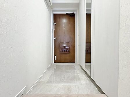 「姿見ミラー付きの玄関」お出かけ前に身だしなみチェックのできる姿見ミラー。
