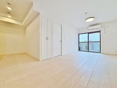 「開放感に満たされる・家族の和み空間」ホワイトの壁紙に柔らかな印象のメープルのフローリング。明るくナチュラルな心地の良い空間となっております。