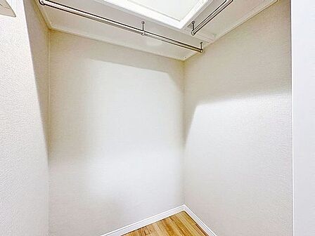 「ウォークインクローゼット」たっぷりと荷物が入るよう、ウォークインクローゼットを完備いたしました。