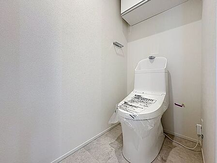 「リフォーム済・トイレ」トイレ関係の設備も一新されています。もちろん温水洗浄機能付き便座です。気になる水周り関係は全て新しくなっていますので、気持ちよく新生活が始められます。