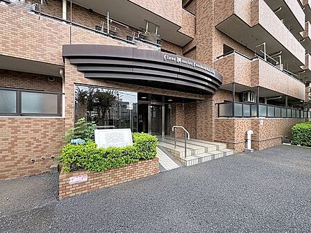 「エントランス」マンションのエントランスなど共有部分は、清掃が行き届いており、キレイな状態です。管理体制がしっかりしているからこそ。