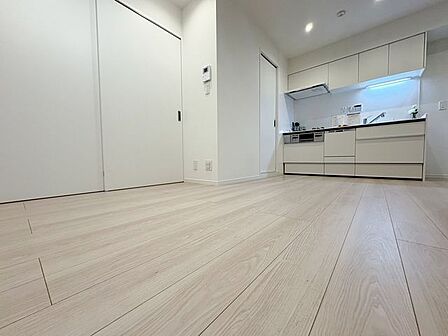 「木のぬくもり感じる優しい雰囲気のお部屋」落ち着いたカラーコーディネートの室内。インテリアやファブリックで、オーナー様好みのテイストデザインを取り入れて頂けます。