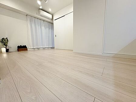 「穏やかな時が流れる癒しの空間」穏やかな光が明るくリビングルームを包みます。心地よい空間が、ご家族のかけがえのない時間に優しく寄り添います。